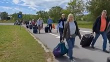 Turisti na Krku pješke vukli kofere s aerodroma zbog preskupog ulaza za autobuse