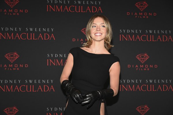 Sydney Sweeney izgleda fantastično u haljini 'opasnih' proreza